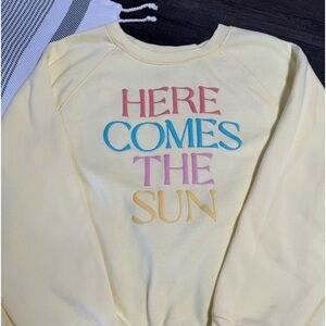 Long sleeve crop sweatshirt.